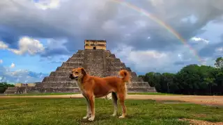 Los guardianes de la ciudad sagrada maya posaron de frente a un espectacular arcoíris
