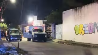 Personal de la Fiscalía General del Estado se encargó de levantar el cuerpo de la víctima, que continúa sin identificar