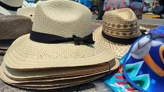 Sus sombreros de jipi japa y palma se fabrican en cuevas y requieren entre uno y tres días de elaboración Sus sombreros de jipi japa y palma se fabrican en cuevas y requieren entre uno y tres días de elaboración