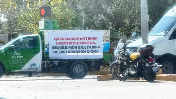 En lonas de las camionetas se observaban peticiones