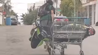 Redes sociales exhiben insólito traslado de motoneta en Playa del Carmen