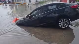 Auto cae en zanja de la CFE oculta por inundación en Chetumal