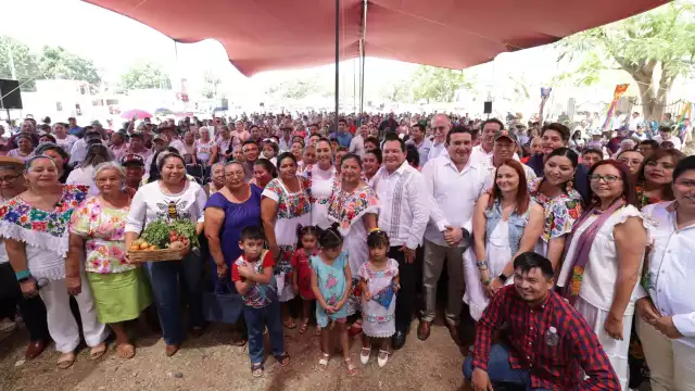Claudia Sheinbaum y Joaquín Díaz Mena iniciaron la gira de este sábado en Chocholá