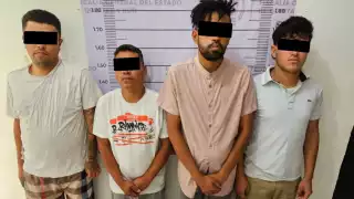 Varias sustancias parecidas a drogas ilícitas les fueron confiscadas.