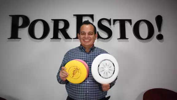 El Ultimate Frisbee se juega siete contra siete y sin contacto en un campo de 100 por 37 metros.