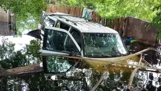 En Bacalar, inicia rescate de auto 'tragados' por el agua 