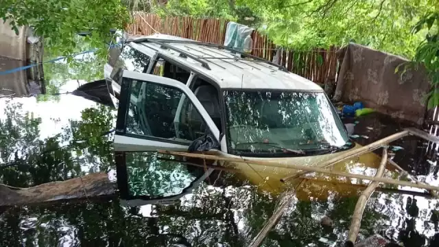 Decenas de automotores terminaron entre las anegaciones que tomaron por sorpresa a los habitantes de la cabecera