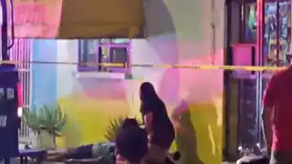 El hombre baleado quedó tendido en la banqueta.