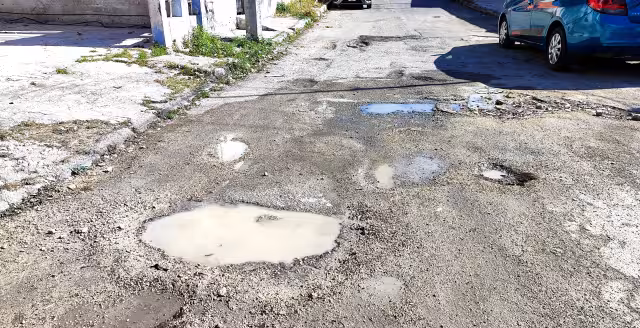 Fugas de agua potable y derrames de drenaje se acumulan en Cancún sin atención efectiva.