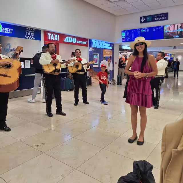 Familiares reciben con mariachi a Emiré Arrellano, Miss Universo Yucatán, al retornar deTabasco