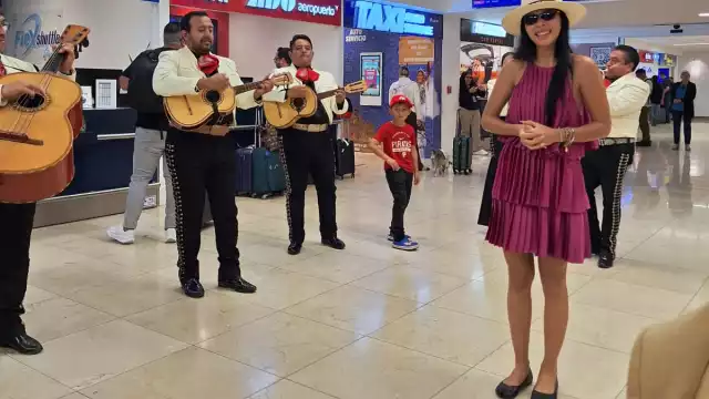 Familiares reciben con mariachi a Emiré Arrellano, Miss Universo Yucatán, al retornar deTabasco