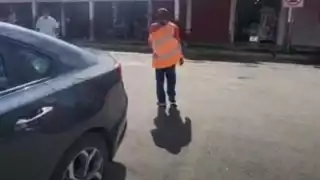 Presuntos policías extorsionaron a un hombre cuidador de vehículos.