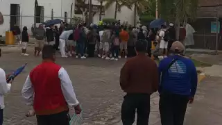 Trabajadores hoteleros bloquean muelle de Mahahual por presunto despido injustificado de una compañera