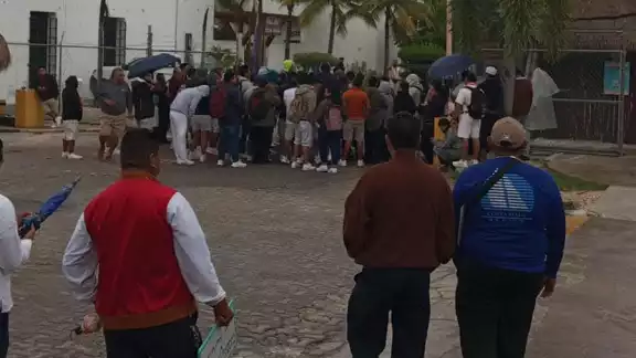 A causa de los bloqueos, tres camiones con alrededor de 100 cruceristas quedaron varados