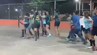 Aficionados y el Comité Organizador intervinieron para calmar los ánimos, mientras los árbitros no lograron controlar la situación