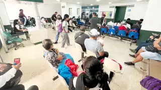 Familiares de algunos enfermos dijeron que han tenido que esperar varios días para ser atendidos en algunas áreas