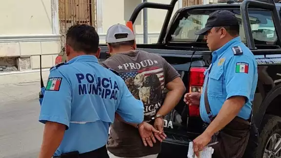 Mientras se efectuaba la detención del primer hombre, otro sujeto agredió a un policía Mientras se efectuaba la detención del primer hombre, otro sujeto agredió a un policía