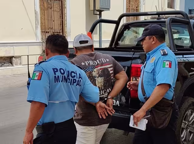 Mientras se efectuaba la detención del primer hombre, otro sujeto agredió a un policía