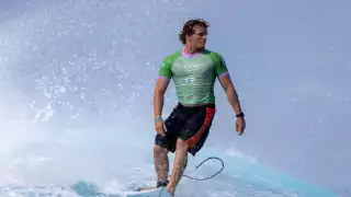 El surfista mexicano Alan Cleland continúa avanzando en los Juegos Olímpicos de París 2024