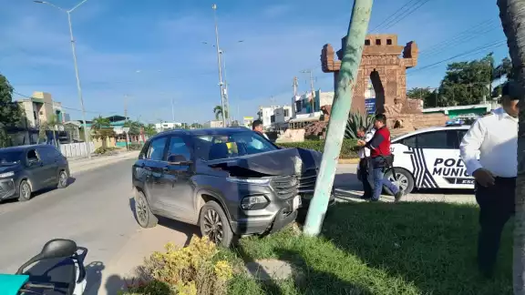 Una mujer perdió el control de su camioneta Chevrolet por exceso de velocidad y se impactó contra un poste en la avenida Justo Sierra Méndez.