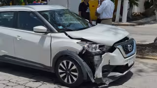 Joven invade carril y destroza dos camionetas en Ciudad del Carmen