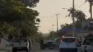 Tres lesionados por choque entre motos en Playa del Carmen.