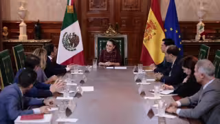 La mandataria encabezó la reunión con la comitiva española.