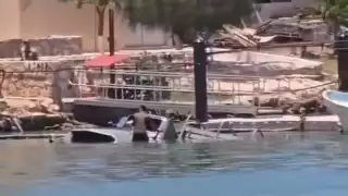 Progreso: camión de la Marina acaba en el mar tras presunto descuido del conductor 