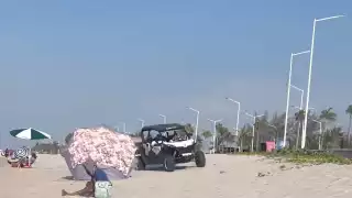Policías violan zonas protegidas en Playa Norte con vehículo