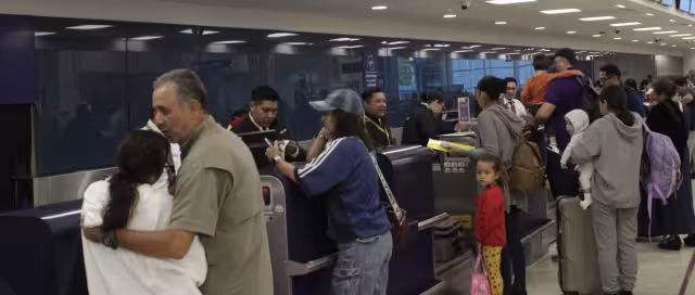 Pasajeros esperan a abordar sus vuelos en el aeropuerto de Mérida