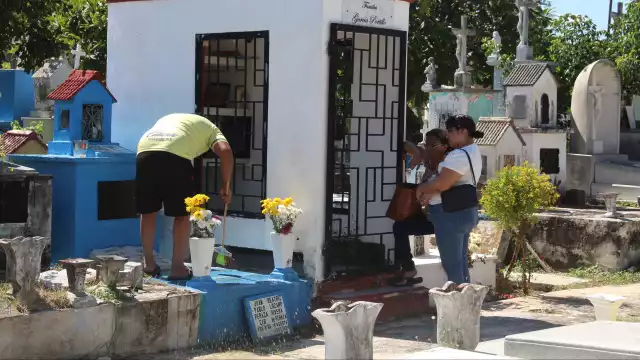 Repuntan visitas a los cementerios en Mérida