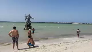 Policías ‘blindan’ a la estatua de Poseidón en Progreso ante las amenazas de ser derribada