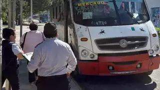 Camiones, vans y taxis operan en la Ruta Circuito Metropolitano del Va y Ven en Mérida