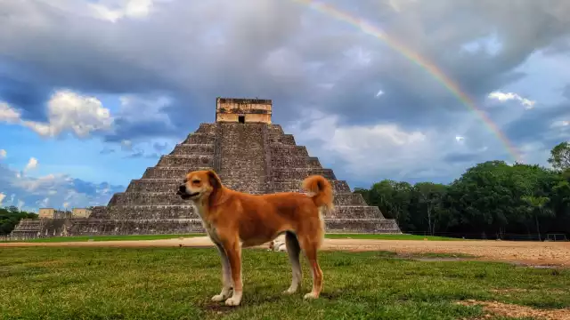 Los guardianes de la ciudad sagrada maya posaron de frente a un espectacular arcoíris