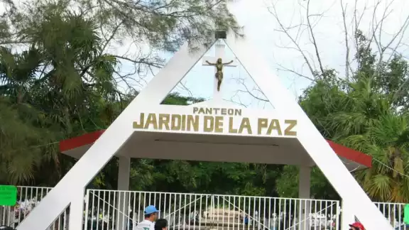 Una mujer de cabello largo aparece por las noches en la salida del camposanto Jardín de la Paz