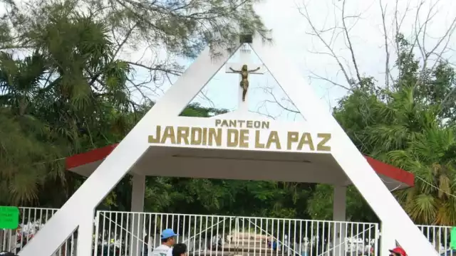 Una mujer de cabello largo aparece por las noches en la salida del camposanto Jardín de la Paz