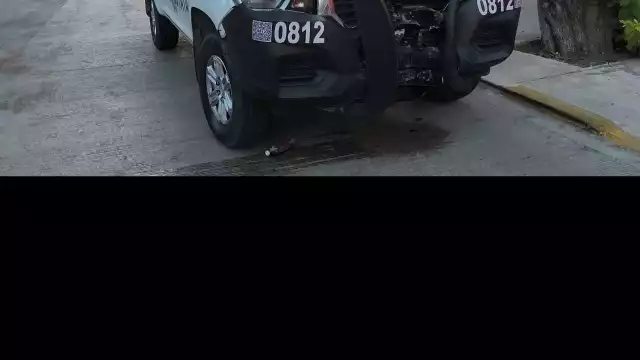 Policía Estatal choca patrulla contra poste de la CFE en colonia Plan Chac