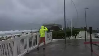 Huracán Beryl se degrada a categoría 2 rumbo a la Península de Yucatán