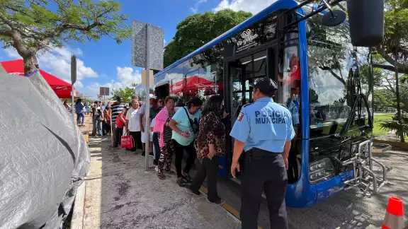 Unidades del Sistema de Transporte Va y Ven ingresan al Cementerio de Xoclán para facilitar la asistencia de personas Unidades del Sistema de Transporte Va y Ven ingresan al Cementerio de Xoclán para facilitar la asistencia de personas