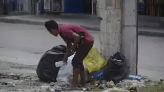 Residentes acusaron a personas en situación de calle de prender fogatas para cocinar, orinar en áreas públicas, arrojar desperdicios y asaltar a transeúntes.