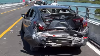 Los autos involucrados terminaron con daños severos por el impacto.