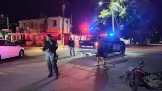 Emergencias atendieron al motociclista, quien resultó herido por el impacto