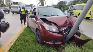 El impacto provocó daños en el poste de alumbrado, el cual quedó inclinado y con daños estructurales