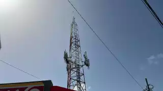 Hombre amenaza con lanzarse de una  torre de telefonía en Cancún 