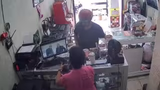Asaltan Ciber “Félix” en la Región 251 de Cancún; cámaras captan al presunto ladrón