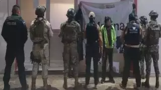 La Fiscalía realizó dos cateos en Ciudad del Carmen, donde aseguró presuntas drogas, dinero y diversos indicios; un hombre fue detenido.