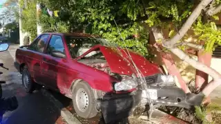 Un automovilista colisiona con su Tsuru contra un poste en la colonia San Francisco de Umán