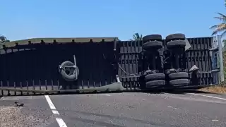 Un tráiler de carga pesada volcó en la carretera federal Campeche–Carmen, a la altura del kilómetro 98.