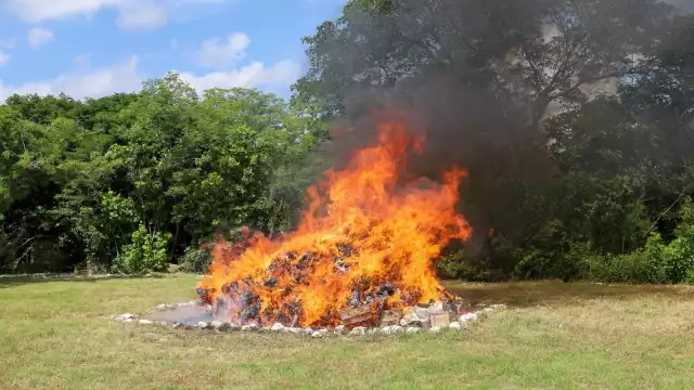 Se quemaron narcóticos como mariguana, metanfetamina y pastillas psicotrópicas