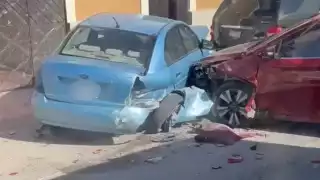 Automóvil impacta a tres vehículos  en el centro de Mérida y conductor intenta darse al fuga 